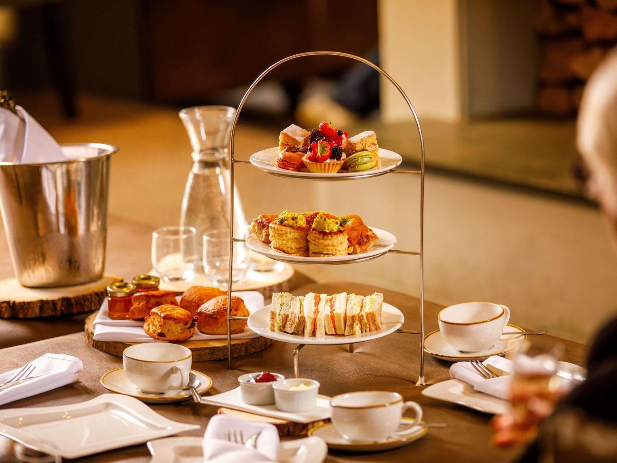 Sunday Box Hill Burford Bridge Hotel Dorking Ngoại thất bức ảnh